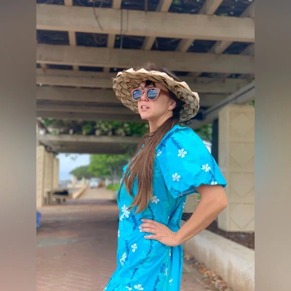 SOLD— Vtg Mu’umu’u Blue Floral- Pikake strands Sz S-M - Picture 6 of 6